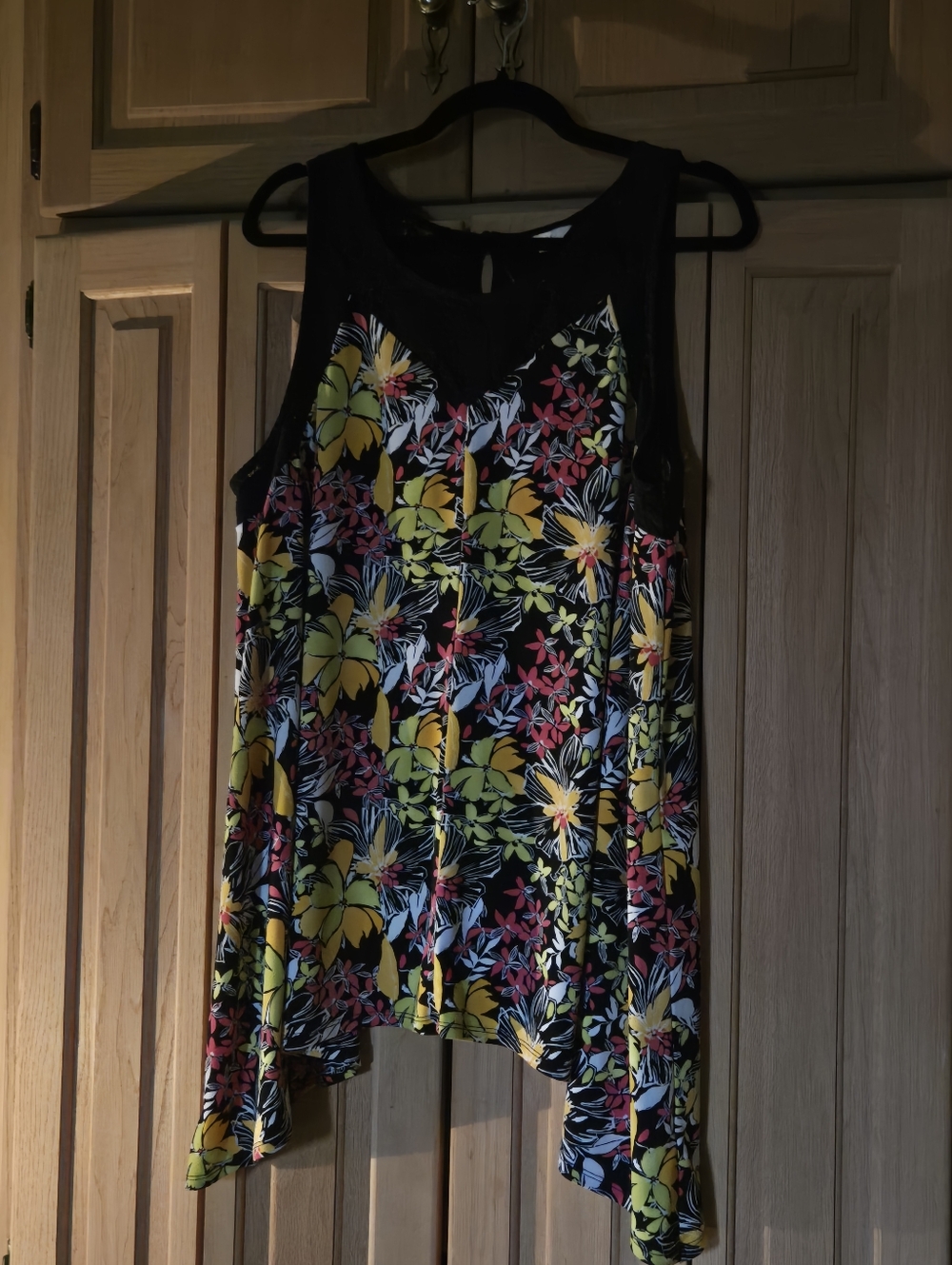 Multicolored Flower Top - BRAND:         Est. 1946